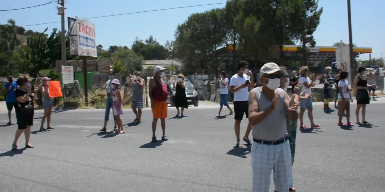 DİKİLİ'DE 'ÖLÜM YOLU' TEPKİSİ: YOLU KAPATAN YURTTAŞLAR TRAFİK KAZALARINA ÇÖZÜM İSTEDİ