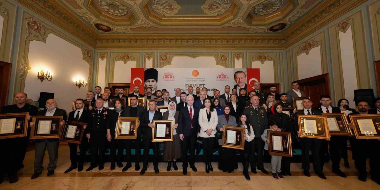 İSTANBUL VALİSİ DAVUT GÜL, ŞEHİT AİLELERİ VE GAZİLERE DEVLET ÖVÜNÇ MADALYASI TAKDİM ETTİ
