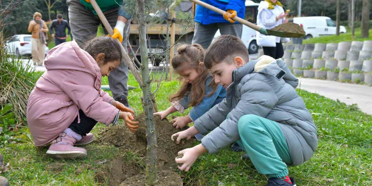 ESENYURTLU MİNİKLER ŞEHİT VE GAZİLER İÇİN FİDAN DİKTİ