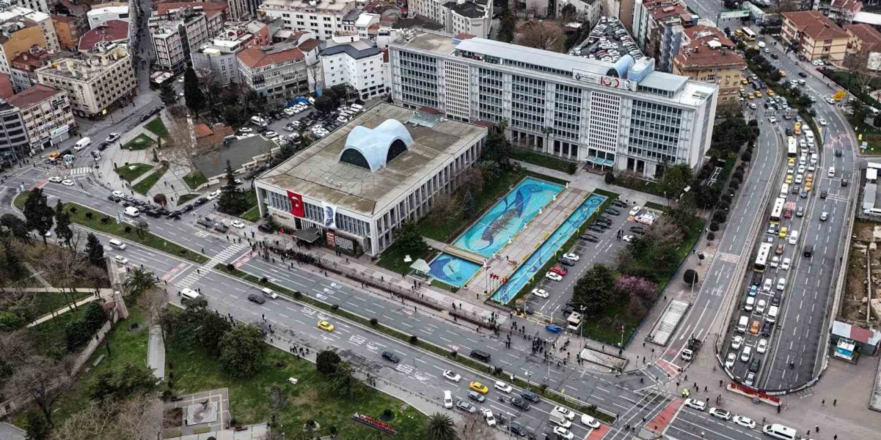 SARAÇHANE’DEKİ İBB BİNASI ÖNÜNDE YAŞANAN HAREKETLİLİK HAVADAN GÖRÜNTÜLENDİ