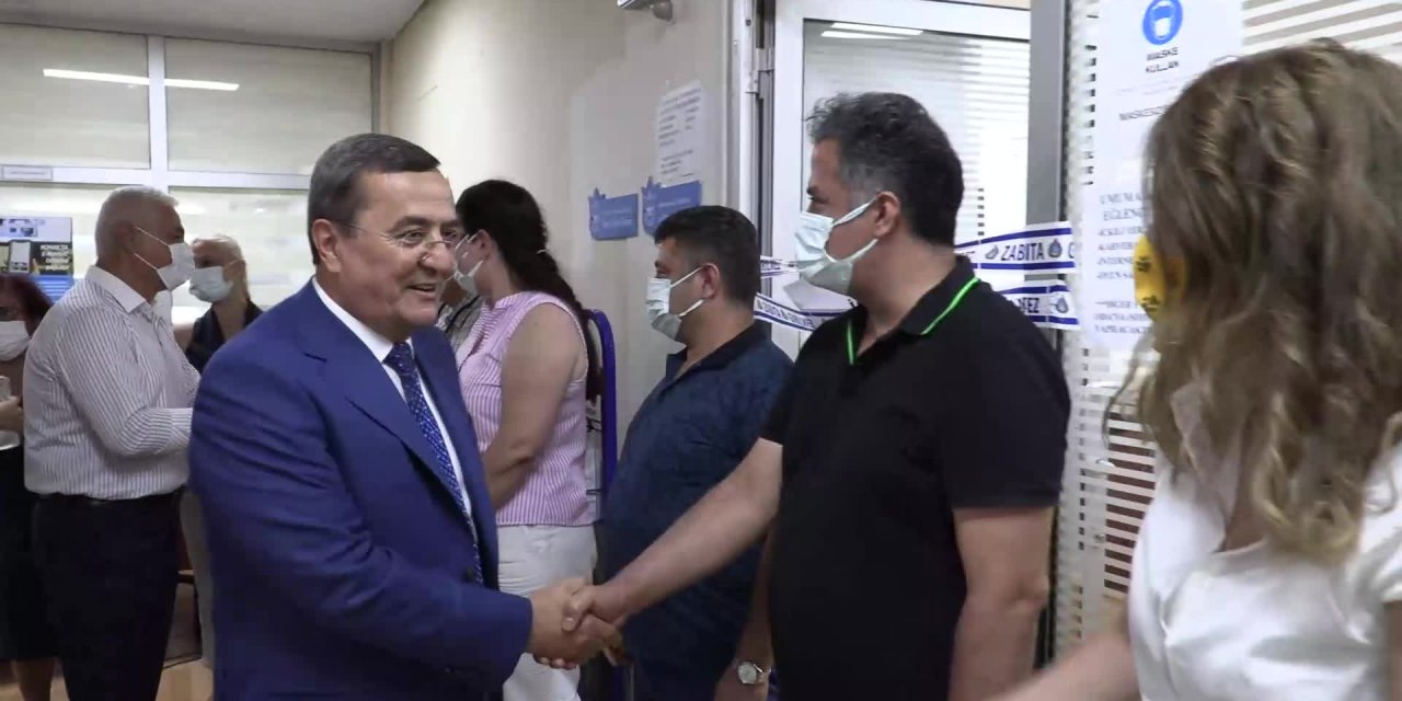 KONAK BELEDİYE BAŞKANI ABDÜL BATUR BELEDİYE ÇALIŞANLARIYLA BAYRAMLAŞTI