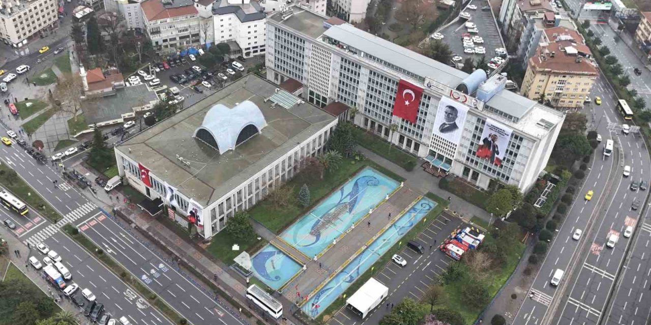 İBB BİNASI ÖNÜNDE SESSİZLİK HAKİM