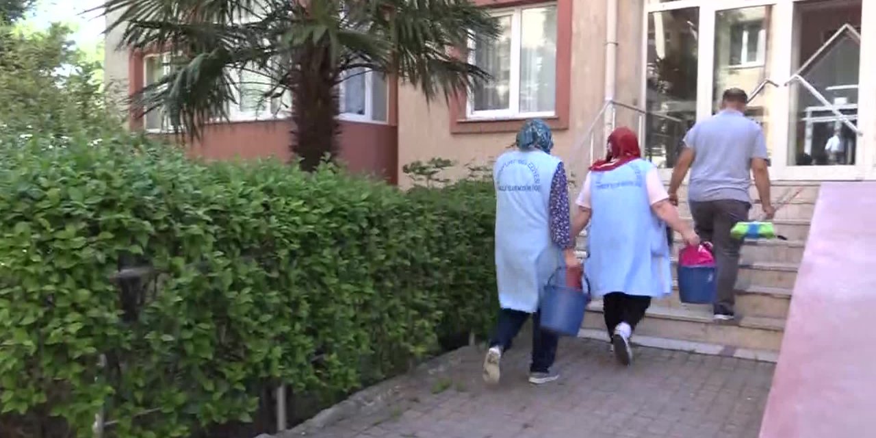 ESENYURT BELEDİYESİ, ENGELLİLERİN VE YAŞLILARIN EVİNDE BAYRAM TEMİZLİĞİ YAPTI