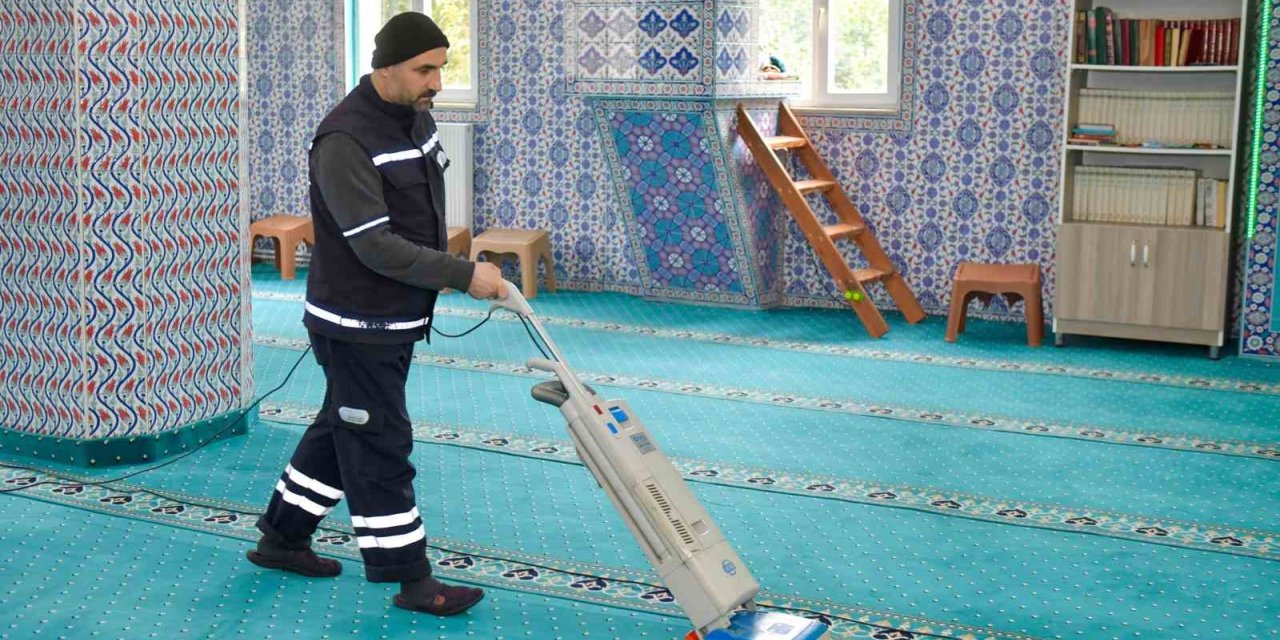 ESENYURT BELEDİYESİ’NDEN CAMİLERDE BAYRAM TEMİZLİĞİ