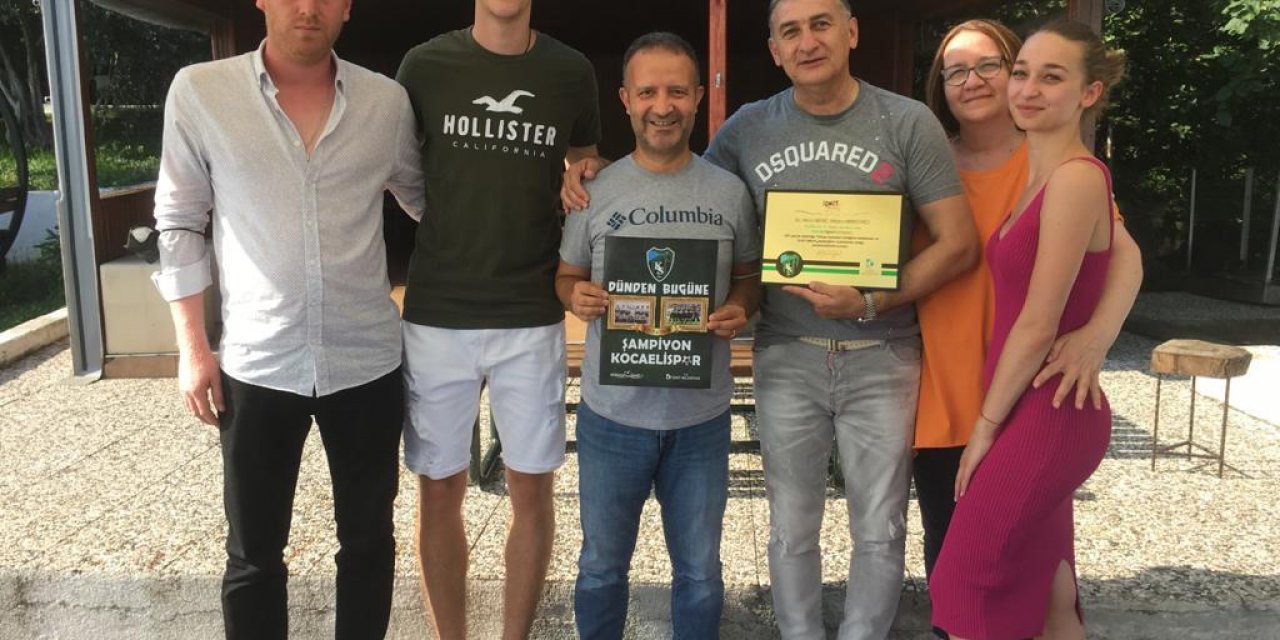 İZMİT BELEDİYE BAŞKANI FATMA KAPLAN HÜRRİYET, FUTBOLCU MİSKO MİRKOVİC'E PLAKET GÖNDERDİ