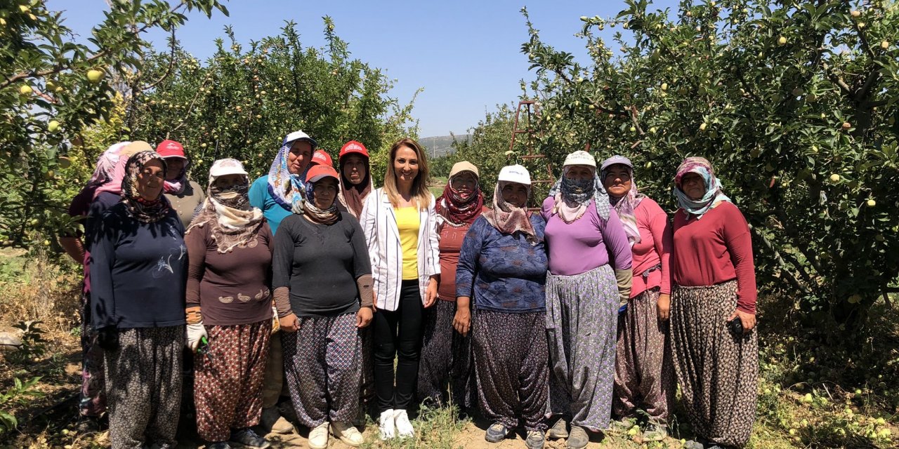 SİGORTASIZ ÇALIŞTIRILAN KADIN TARIM İŞÇİLERİ CHP'Lİ NAZLIAKA’YA DERT YANDI: "KOLU, BACAĞI KIRILAN CEBİNDEN ÖDÜYOR"