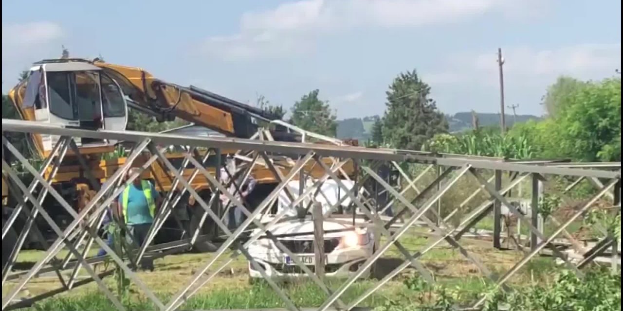3 TONLUK YÜKSEK GERİLİM HATTI DİREĞİ, PARK HALİNDEKİ OTOMOBİLİN ÜSTÜNE DEVRİLDİ
