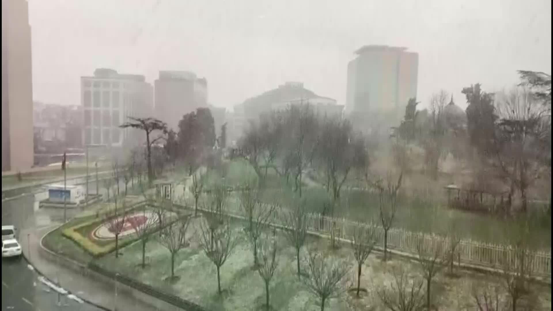 İSTANBUL'A KIŞ YENİDEN GELDİ
