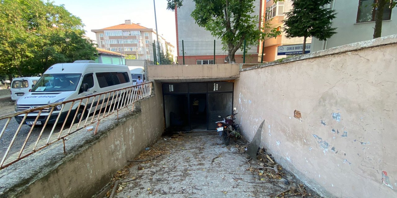 ÇORLU'DA ÜZERİNE CAM DÜŞEN ADAM ÖLDÜ