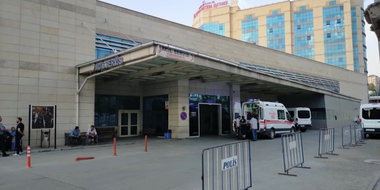 SİİRT’TE PCR TESTİ POZİTİF ÇIKAN GENEL CERRAH, KARANTİNADA TUTULMAK YERİNE AMBULANSLA İSTANBUL’A GÖNDERİLDİ