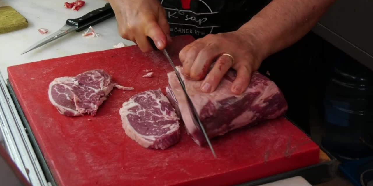 TİCARET BORSASI ÜYESİ KASAP ATALAY'DAN KURBAN UYARISI: "KASAP VE MARKETLERİN ET REYONLARININ HARİCİNDE ET HAZIRLAMAK YASAK"
