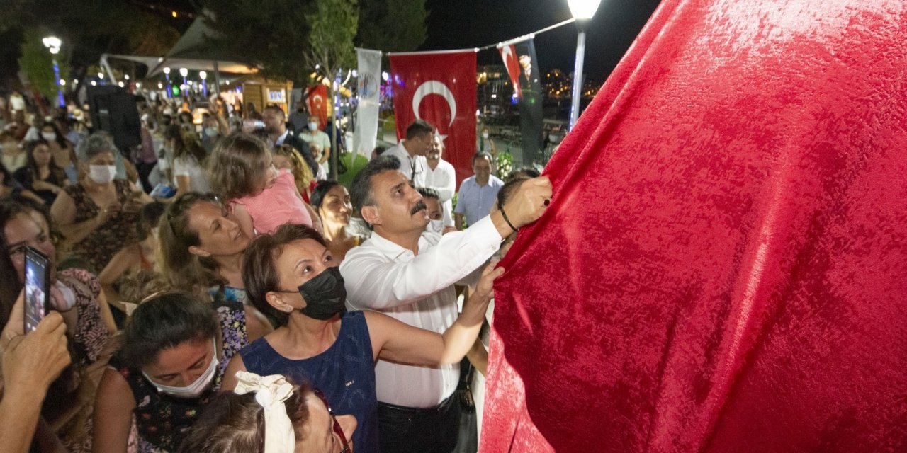 DİKİLİ’DE KADIN HAKLARI PARKI VE İLK KADIN HEYKELİ AÇILDI