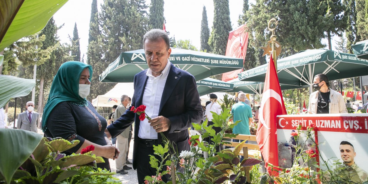 MERSİN BÜYÜKSEŞİR BELEDİYE BAŞKANI SEÇER, BAYRAM ARİFESİNDE ŞEHİTLİĞİ ZİYARET ETTİ