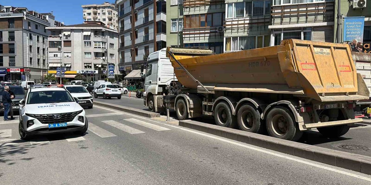 MALTEPE’DE HAFRİYAT KAMYONU YAYA GEÇİDİNDEKİ ÇİFTE ÇARPTI