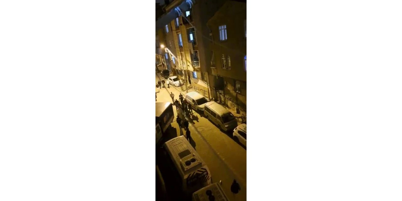 ESENYURT’TA VATANDAŞLAR UYUŞTURUCU SATICILARININ PEŞİNE DÜŞTÜ: O ANLAR KAMERADA