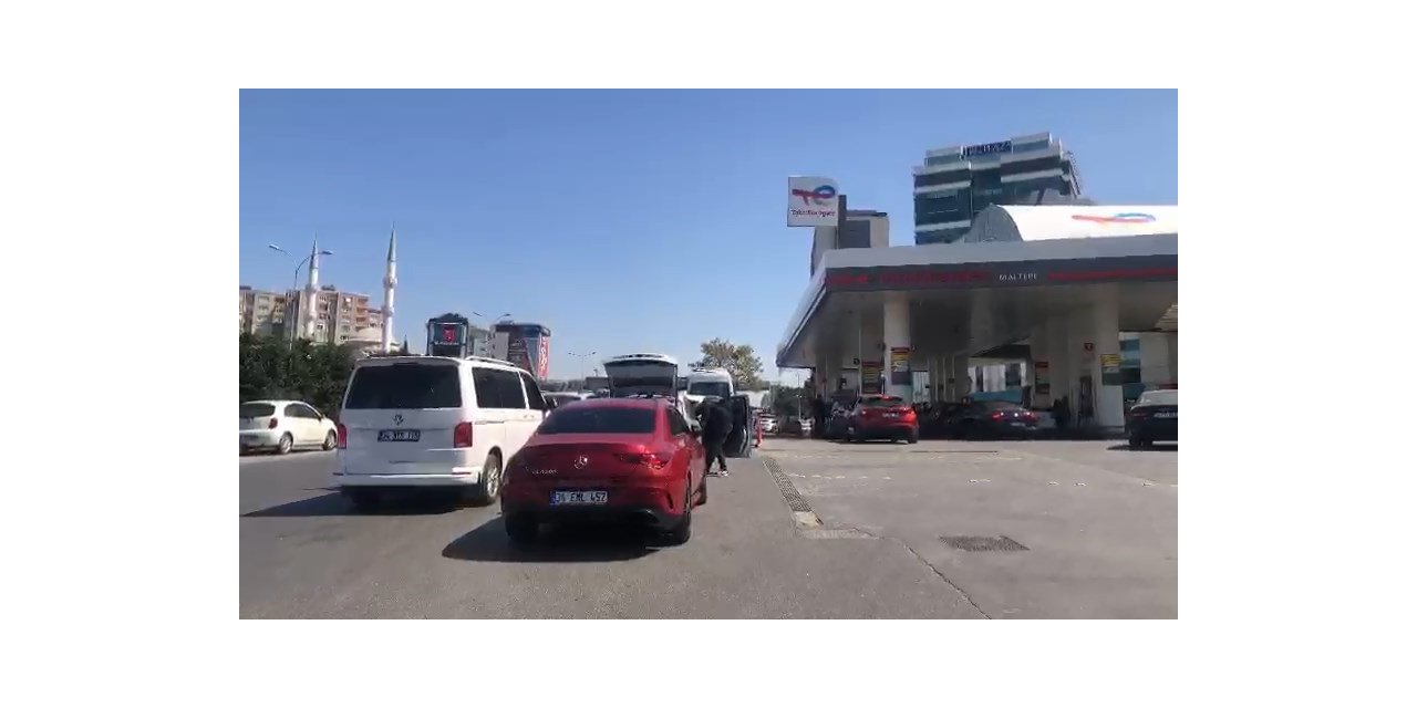DEPREMDEN SONRA AKARYAKIT İSTASYONLARINDA KUYRUK OLUŞTU