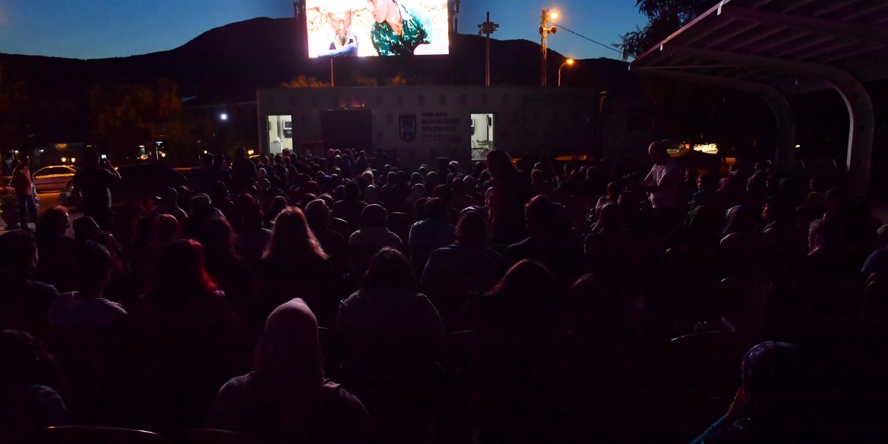 BAŞKENT'TE 'AÇIK HAVA SİNEMASI' KEYFİ