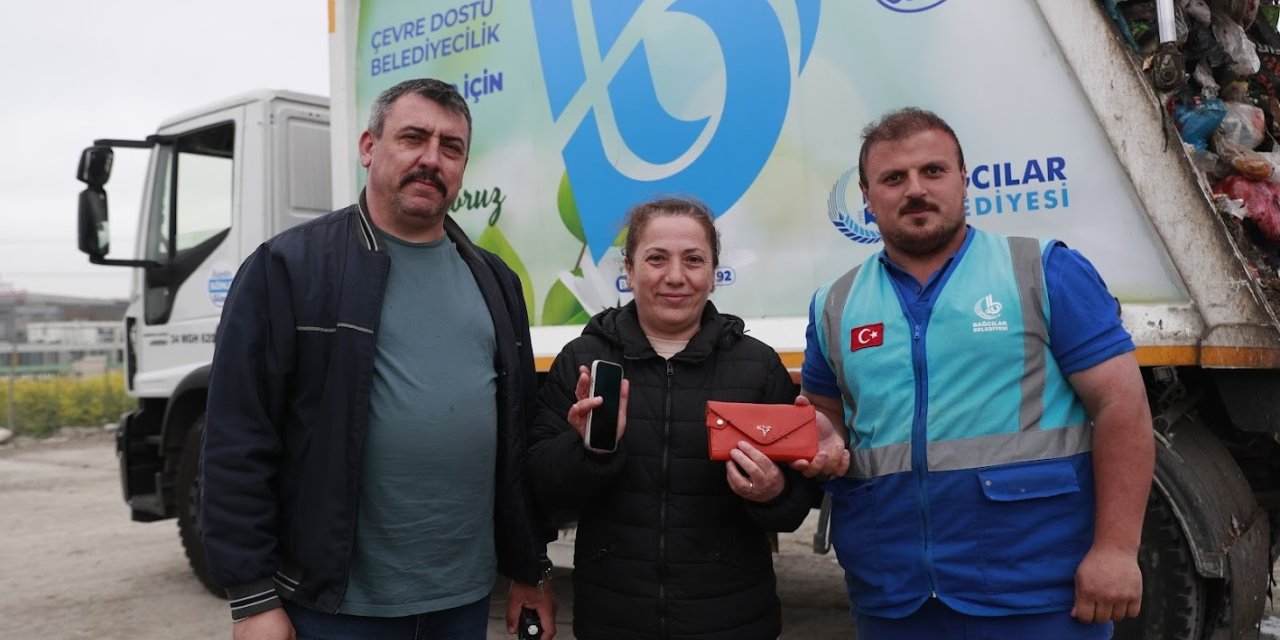 İÇİNDE TELEFON VE PARA OLAN ÇANTASINI YANLIŞLIKLA ÇÖPE ATTI