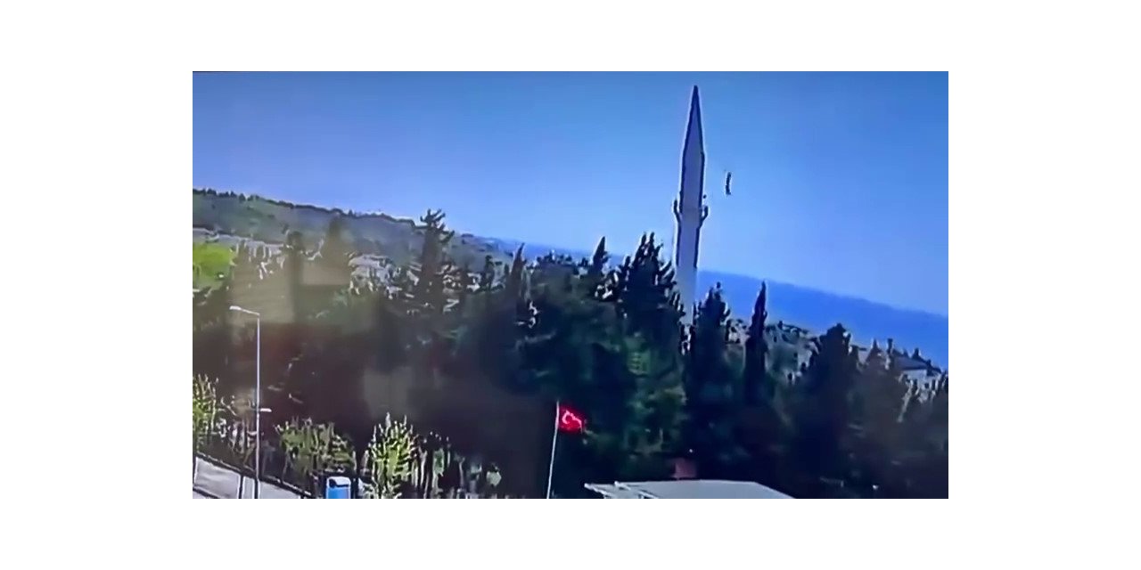 BÜYÜKÇEKMECE’DE DEPREMİN ARDINDAN CAMİNİN ALEMİNİN DÜŞTÜĞÜ ANLAR KAMERADA