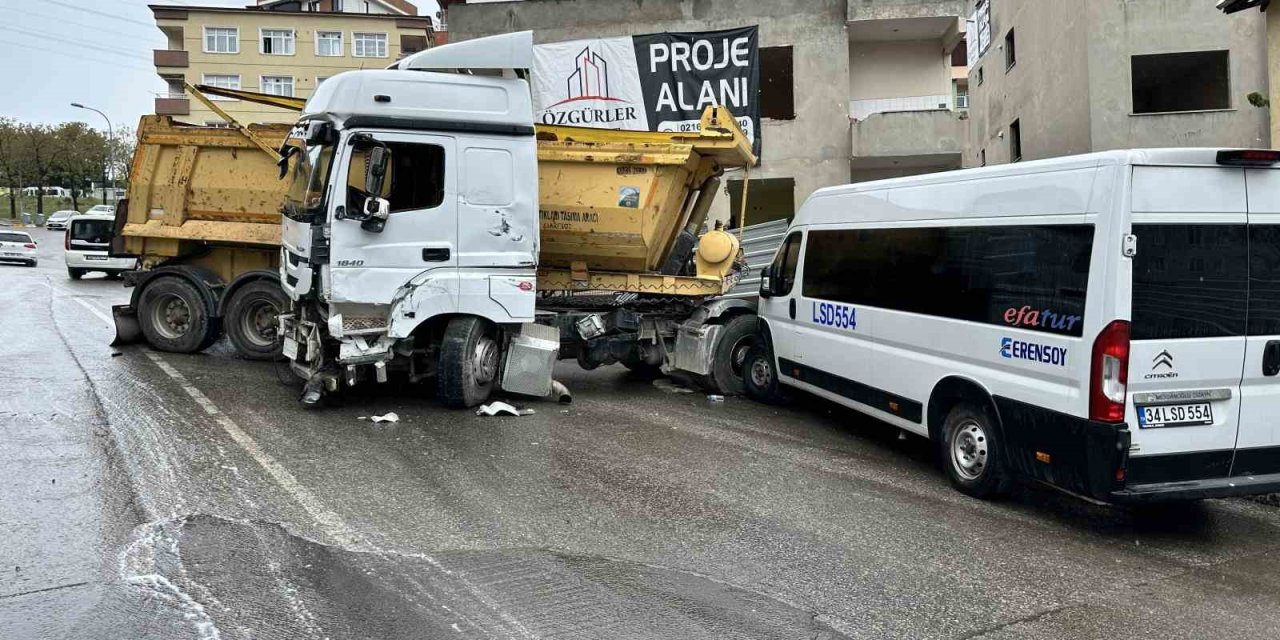 PENDİK’TE KONTROLDEN ÇIKAN HAFRİYAT KAMYONU DEHŞET SAÇTI