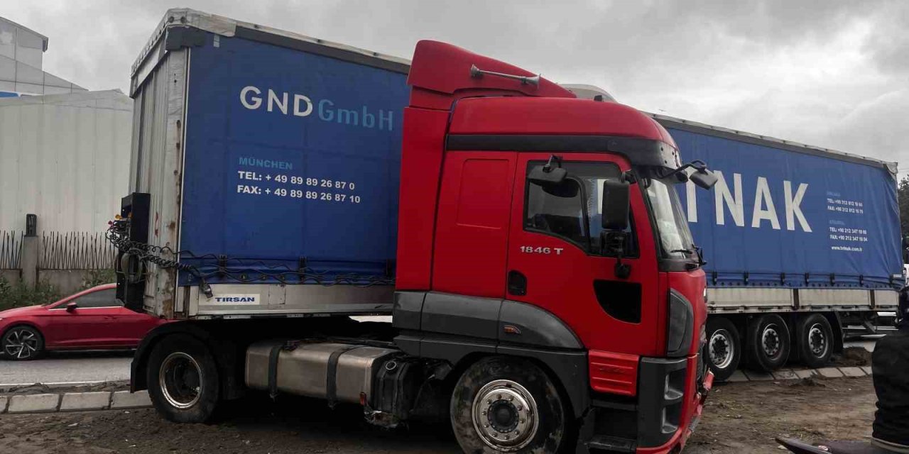 ESENYURT’TA KONTROLDEN ÇIKAN TIR PTS DİREĞİNE ÇARPTI