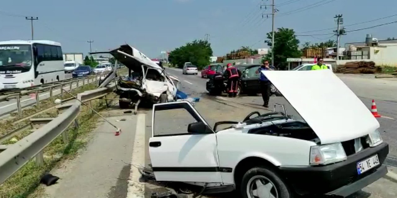 SAKARYA'DA KAZA YAPAN OTOMOBİL İKİYE AYRILDI, 6 KİŞİ YARALANDI