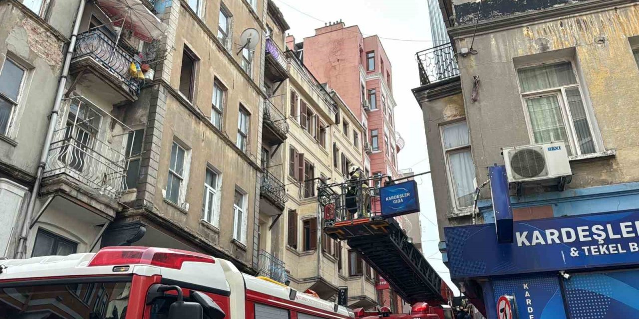 BEYOĞLU’NDA KORKUTAN BACA YANGINI
