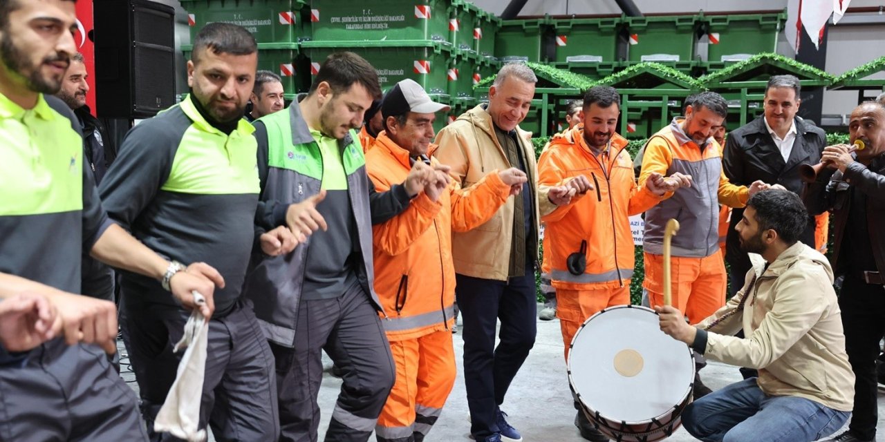 SULTANGAZİ BELEDİYE BAŞKANI DURSUN İŞÇİLERLE BİRLİKTE HALAY ÇEKTİ