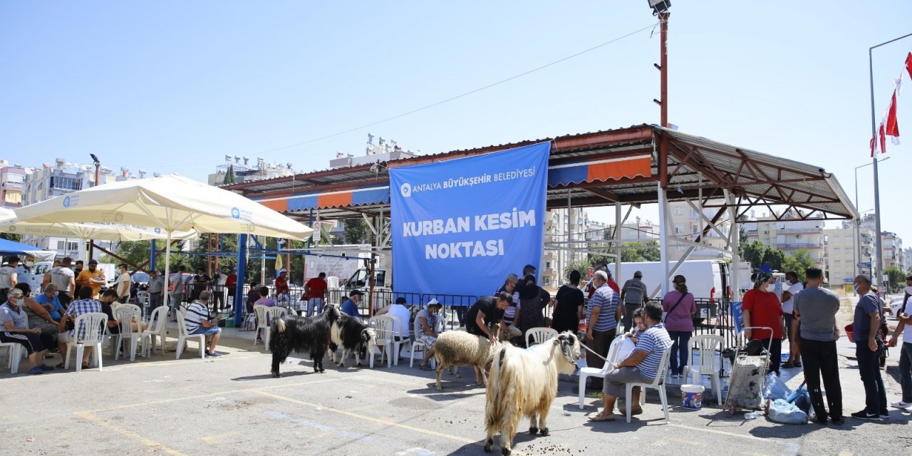 ANTALYA BÜYÜKŞEHİR BELEDİYESİ, 3 NOKTADA KURBAN KESİM HİZMETİ VERDİ