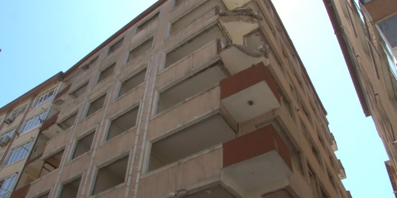 BAHÇELİEVLER’DE YIKIMI YAPILAN BİNANIN BALKONU DEPREM ESNASINDA ÇÖKTÜ: 1 YARALI