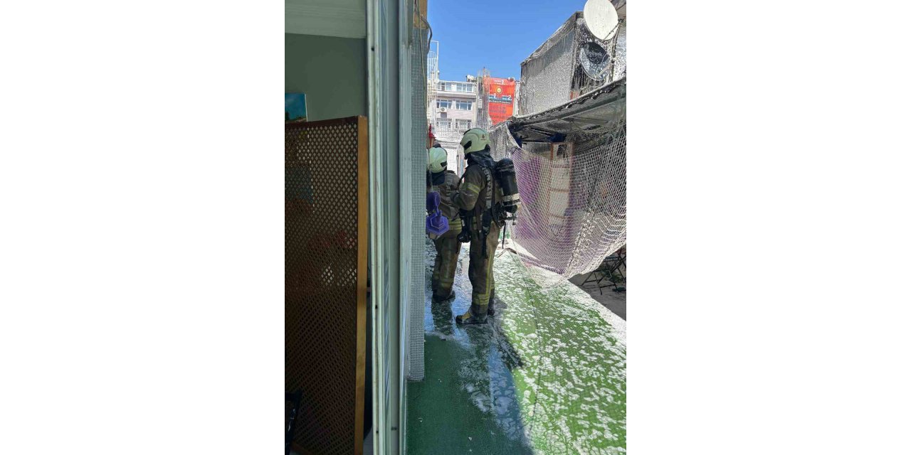 BAKIRKÖY’DE ÇAKMAKLA OYNAYAN ÇOCUK YANGIN ÇIKARDI