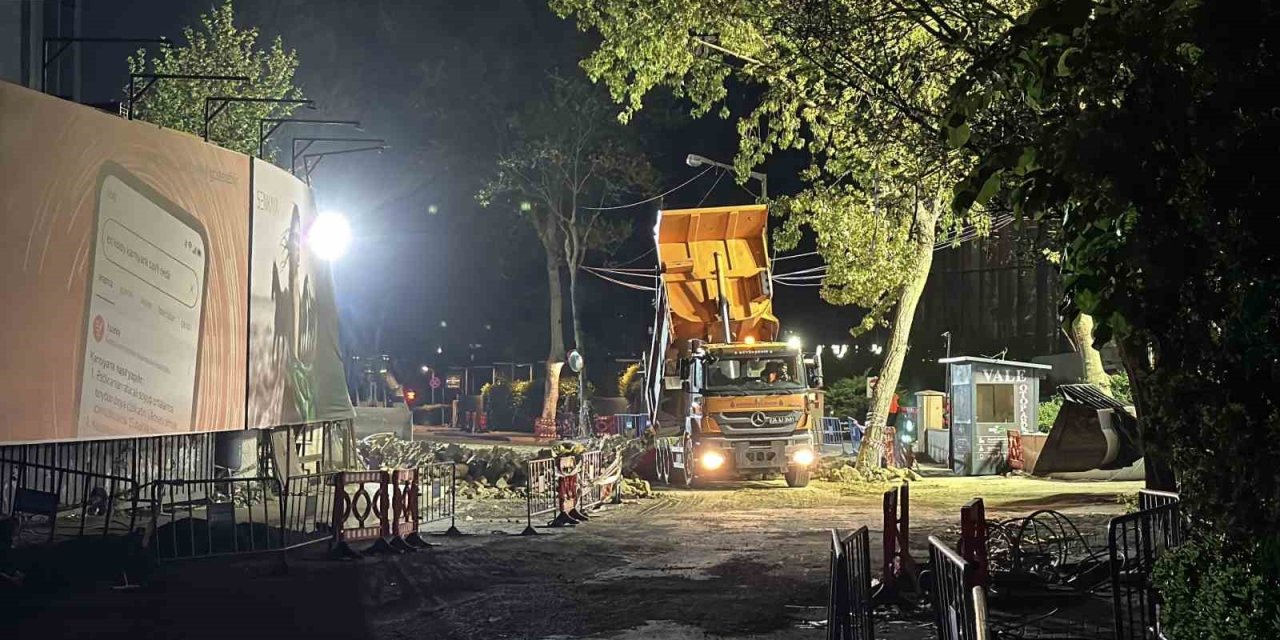 SARIYER’DE ÇÖKEN YOLDA YAPILAN ONARIM ÇALIŞMALARI GECE BOYU DEVAM ETTİ