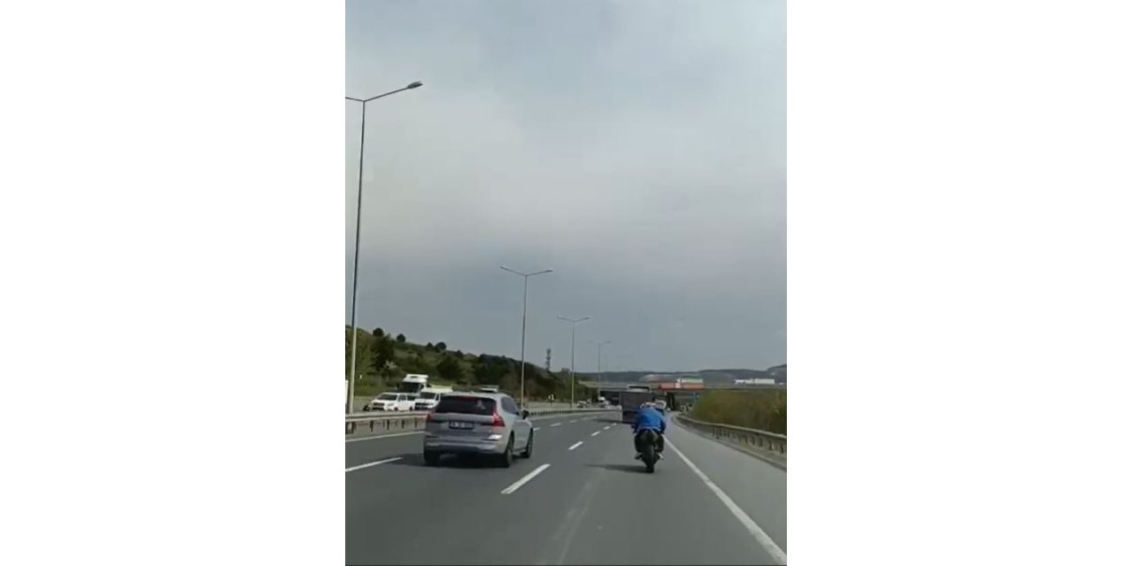 HAVALİMANI YOLUNDA MOTOSİKLET SÜRÜCÜSÜNÜN TEHLİKELİ HAREKETLERİ