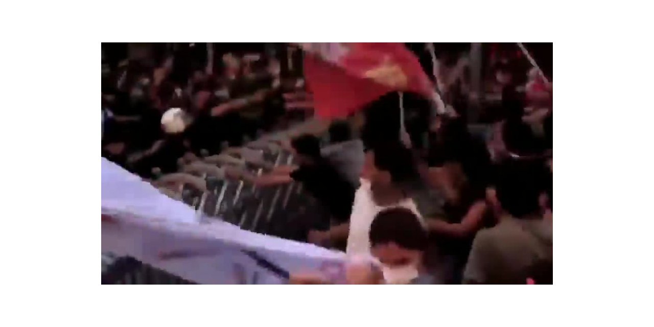 İSTANBUL'DAKİ SURUÇ ANMASINA POLİS BİBER GAZIYLA MÜDAHALE ETTİ: GÖZALTILAR VAR