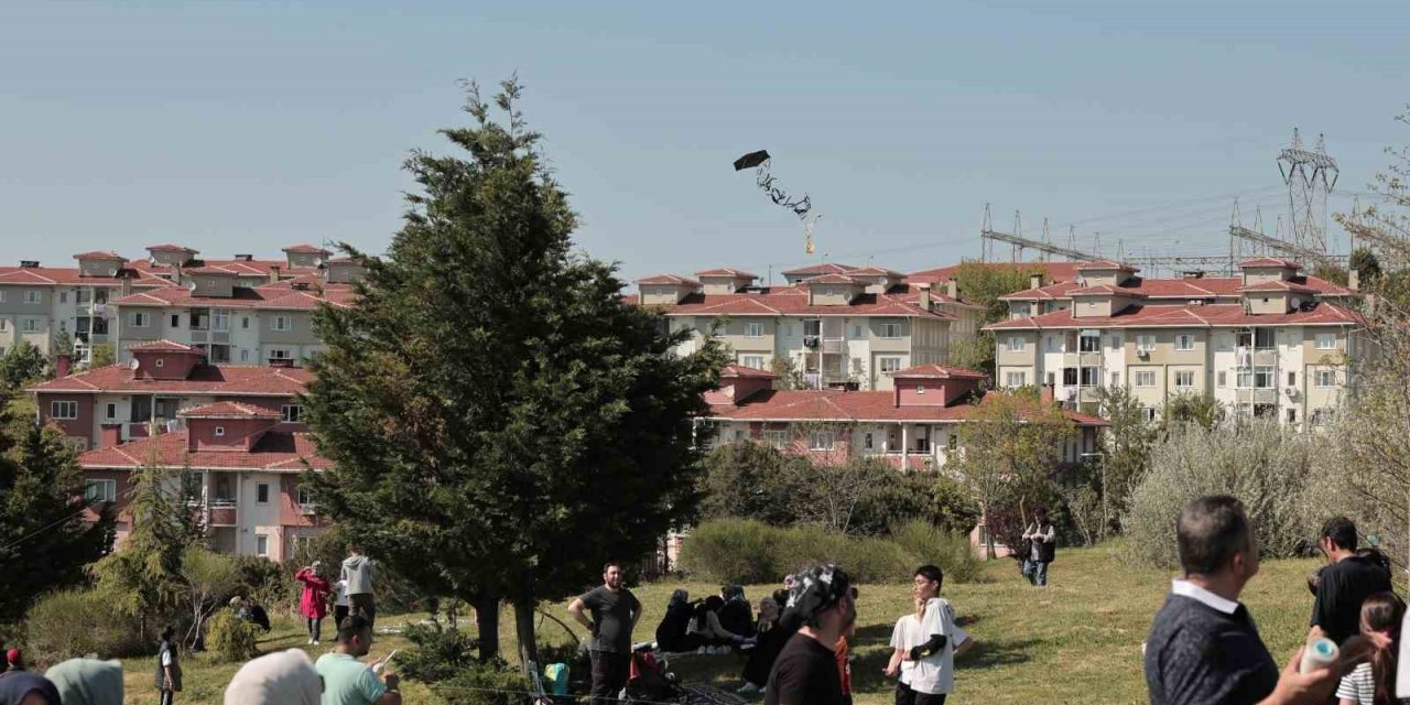 ARNAVUTKÖY’DE "UÇURTMA ŞENLİĞİ" RENKLİ GÖRÜNTÜLER OLUŞTURDU
