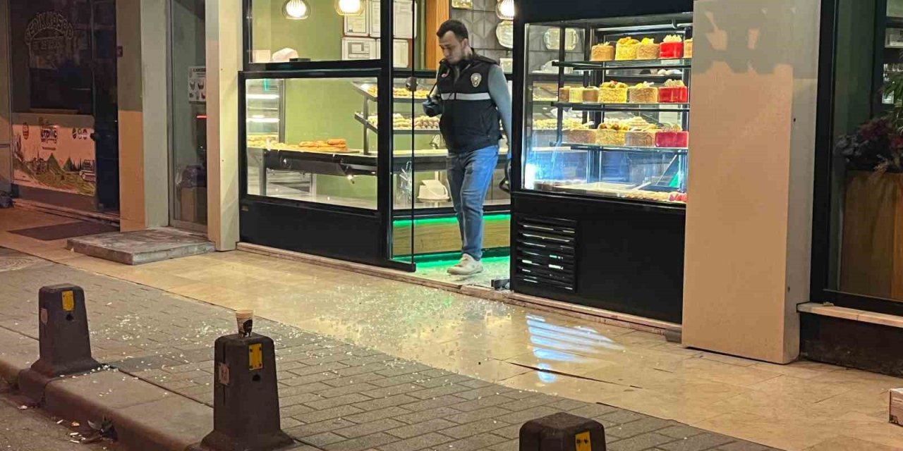 GAZİOSMANPAŞA’DA HUSUMETLİSİNDEN KAÇARAK KAFEYE SAKLANAN GENÇ, SİLAHLI SALDIRIDA YARALANDI