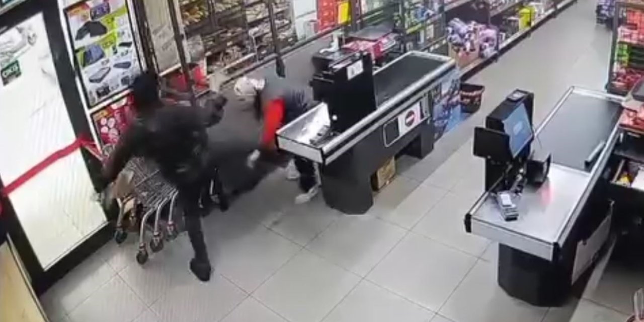 BAYRAMPAŞA’DA BİM MARKETTE BİR KİŞİ, KASİYERİ BÖYLE DARP ETTİ