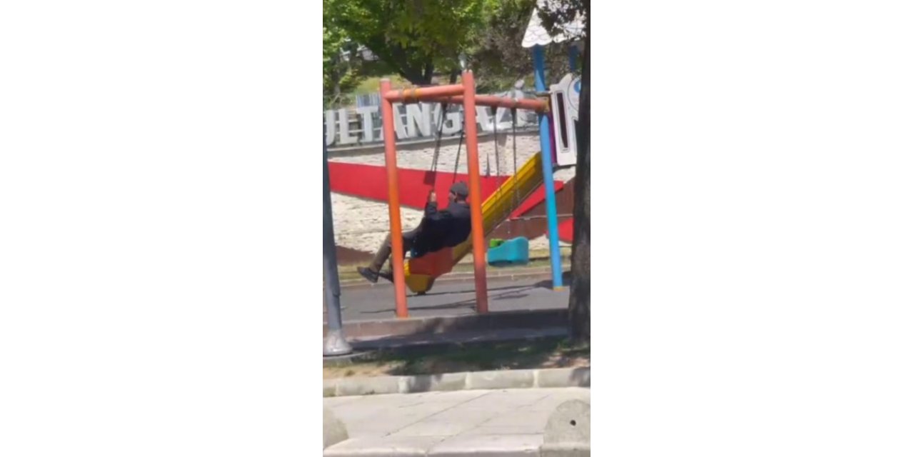 SULTANGAZİ’DE DUYGUSAL ANLAR: SALINCAKTA SALLANARAK ÇOCUKLUK GÜNLERİNE DÖNDÜ