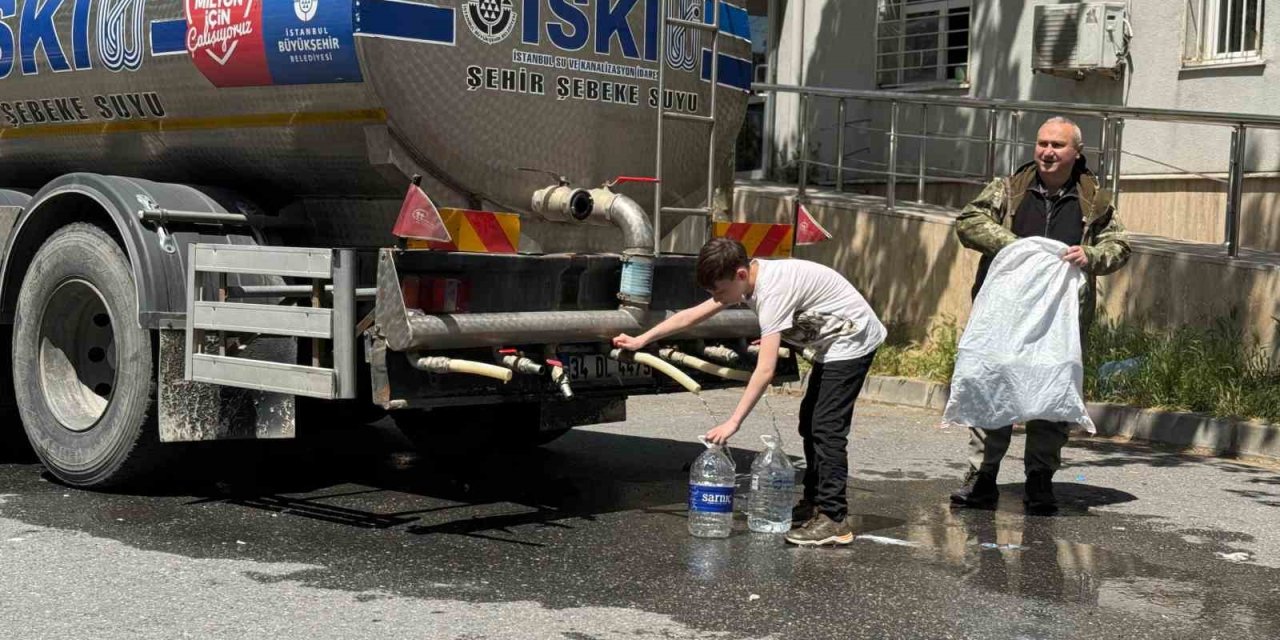 SARIYER’DE ÇÖKEN YOL VATANDAŞI SUYUNDAN ETTİ: TANKERDEN EVLERİNE BİDONLARLA SU TAŞIDILAR