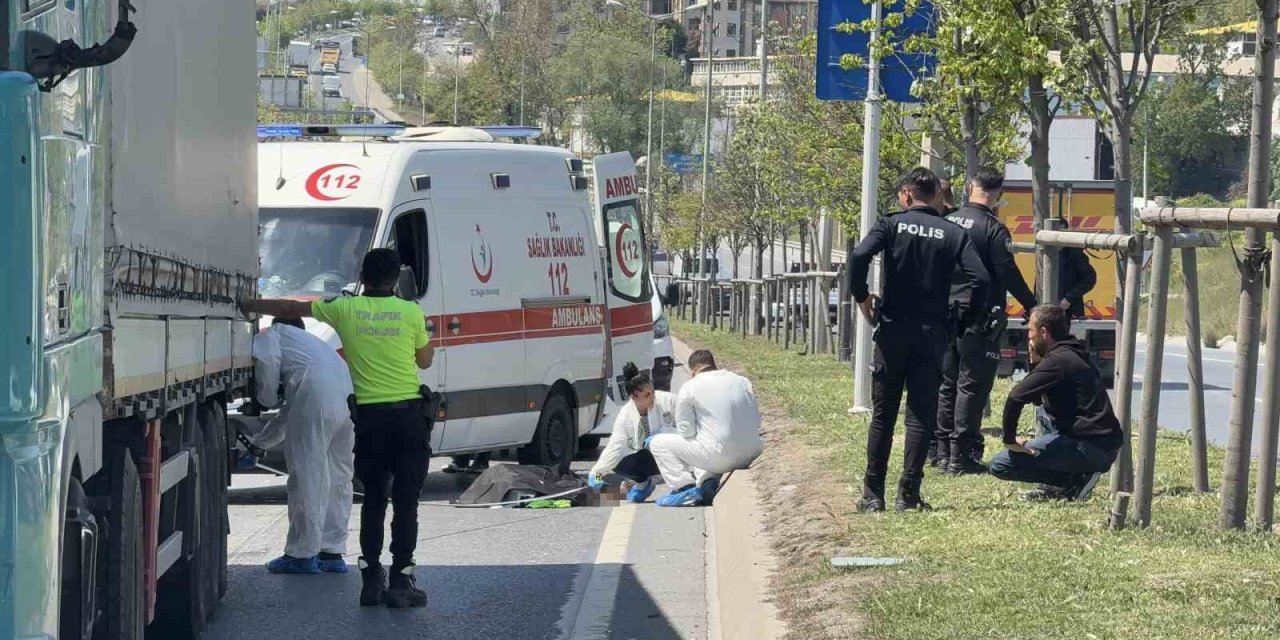 BAŞAKŞEHİR’DE YOLUN KARŞISINA GEÇERKEN TIR ÇAPTI: OLAY YERİNDE HAYATINI KAYBETTİ
