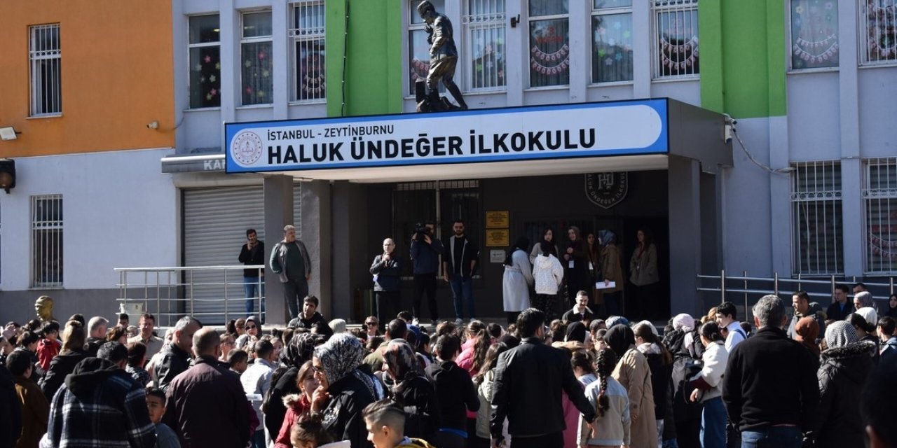 ZEYTİNBURNU’NDA 19. GELENEKSEL KİTAP OKUMA YARIŞMASI SINAVI YAPILDI