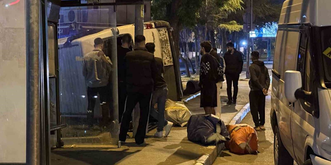 FATİH’TE KONTROLDEN ÇIKAN TİCARİ ARAÇ YAN YATTI