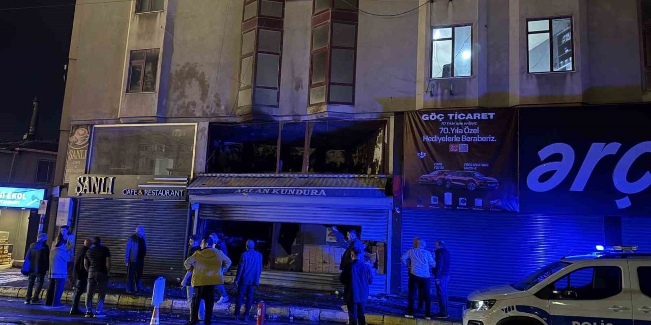 KÜÇÜKÇEKMECE’DE AYAKKABI DÜKKANINDA KORKUTAN YANGIN