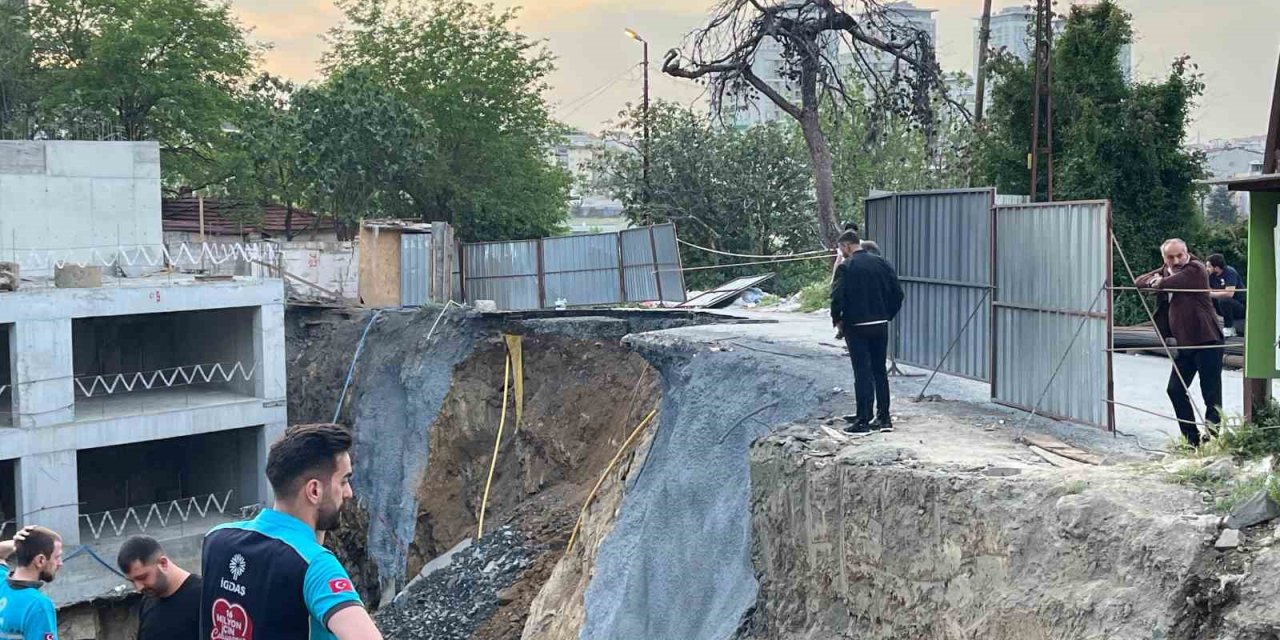 GAZİOSMANPAŞA’DA İNŞAAT ÇALIŞMASI SIRASINDA YOL ÇÖKTÜ