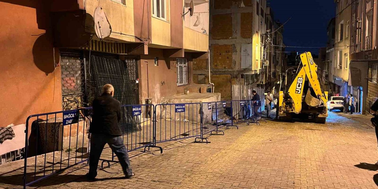 BAĞCILAR’DA İNŞAATIN TEMEL KAZMA İŞLEMİ SIRASINDA HASAR GÖREN 5 KATLI BİNA MÜHÜRLENDİ