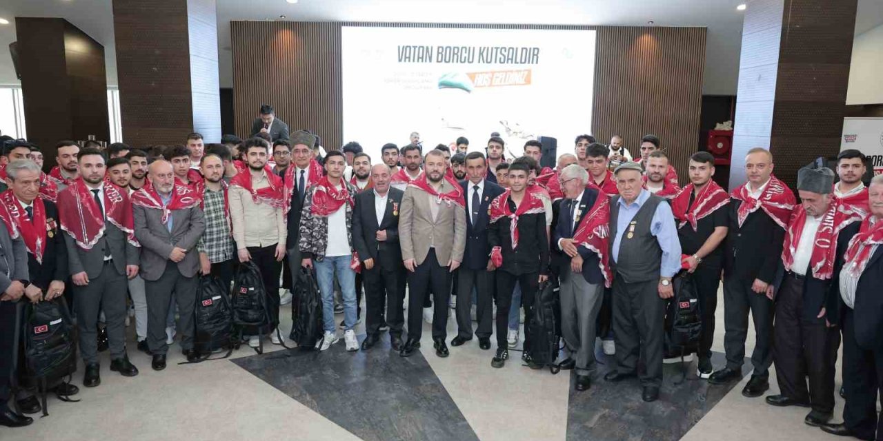 ARNAVUTKÖY’DE ASKERE GİDECEK GENÇLERE KINALI UĞURLAMA