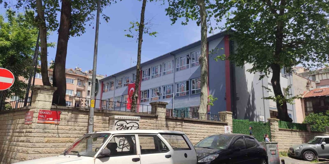 BAKIRKÖY’DE OKUL TUVALETİNDE ÇIKAN YANGIN PANİĞE NEDEN OLDU