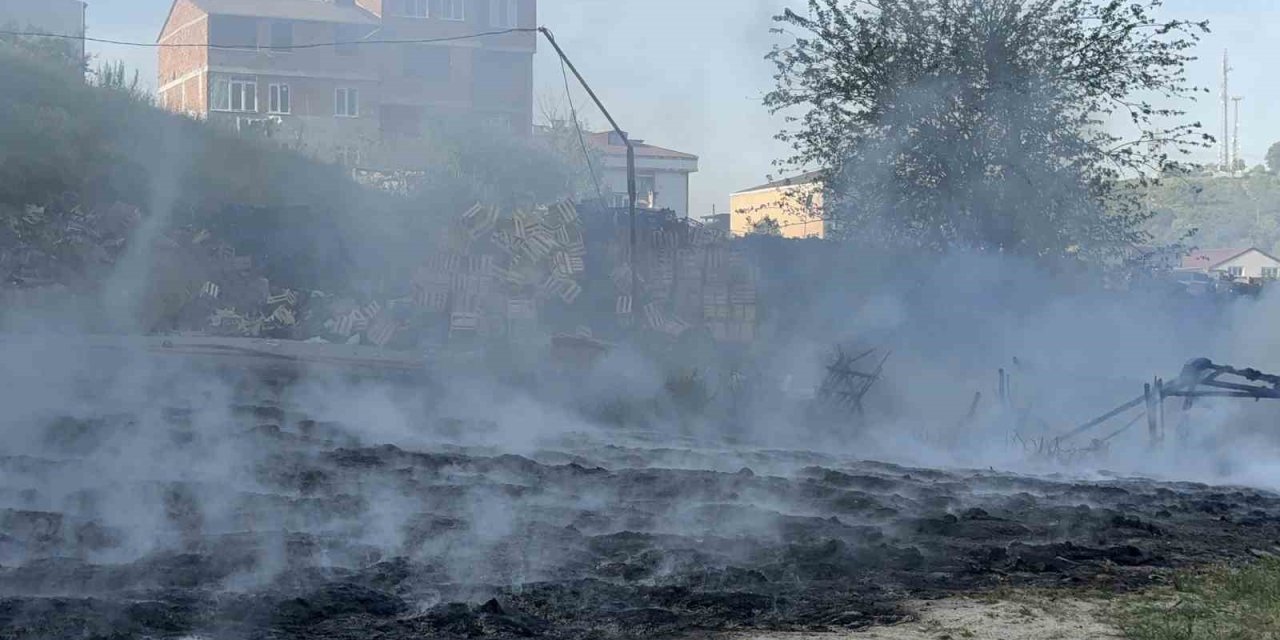 ARNAVUTKÖY’DE FABRİKA BAHÇESİNDE KORKUTAN YANGIN