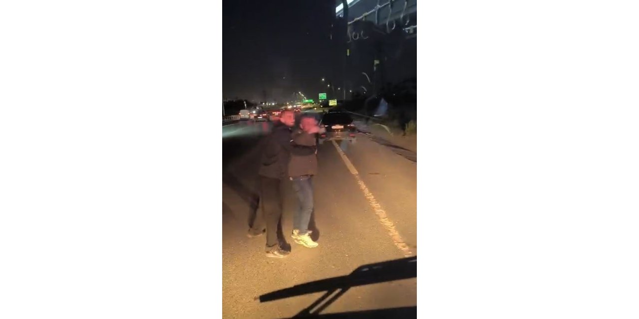 İETT OTOBÜSÜNÜN ÖNÜNÜ KESİP ŞOFÖRÜ TEHDİT ETTİLER: O ANLAR KAMERADA