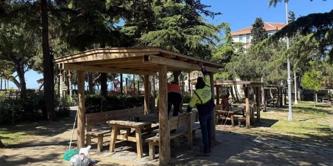 KALEPARK SOSYAL TESİSLERİ’NDE KENT MOBİLYALARINA BAKIM VE ONARIM GERÇEKLEŞTİRİLDİ